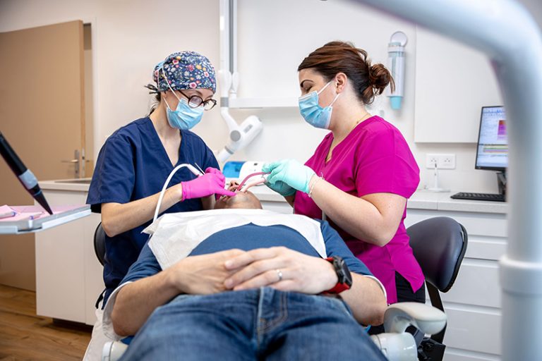 Salle de soins lumineuse et équipements modernes du cabinet dentaire de Beaupréau-en-Mauges